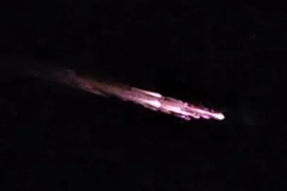 Uma luz intensa e brilhante cruzando o céu surpreendeu moradores de diversas regiões do Brasil na noite de quarta-feira (14). Nas redes sociais, vídeos se espalharam rapidamente e alimentaram o mistério em torno do fenômeno.<!-- NICAID(16037592) -->