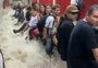 Com estação do metrô alagada em São Paulo, passageiros sobem em corrimão para escapar da água; veja o vídeo