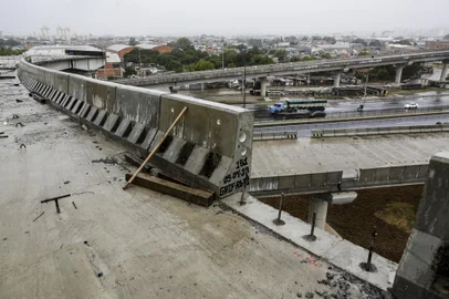 PORTO ALEGRE, RS, BRASIL, 05-05-2021: Obras paradas na nova ponte do Guaiba. Governo federal vetou recursos para obras em andamento no orcamento para 2021. (Foto: Mateus Bruxel / AgÃªncia RBS)Indexador: Mateus Bruxel<!-- NICAID(14774733) -->