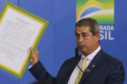 Durante encontro com parlamentares no PalÃ¡cio do Planalto, o deputado Coronel Tadeu exibe quadro com o indulto concedito ao seu colega Daniel Silveira<!-- NICAID(16051885) -->
