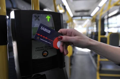 CAXIAS DO SUL, RS, BRASIL, 18/08/2016 - A partir de sábado, passageiros de ônibus de Caxias do Sul passam a contar com um único modelo de vale transporte. O Cartão Caxias Urbano do Transporte Coletivo, chamado informalmente de cartão único, vai substituir todos os demais em uso. (Jonas Ramos/Agencia RBS)<!-- NICAID(12387607) -->