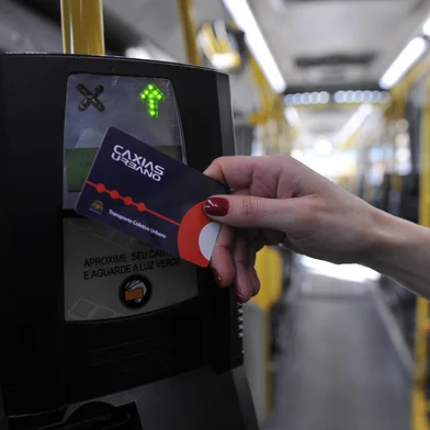 CAXIAS DO SUL, RS, BRASIL, 18/08/2016 - A partir de sábado, passageiros de ônibus de Caxias do Sul passam a contar com um único modelo de vale transporte. O Cartão Caxias Urbano do Transporte Coletivo, chamado informalmente de cartão único, vai substituir todos os demais em uso. (Jonas Ramos/Agencia RBS)<!-- NICAID(12387607) -->