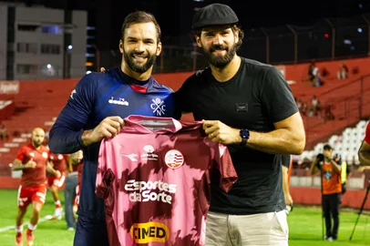 Os irmãos Muriel e Alisson posam com camisa do Náutico. Goleiro do Liverpool acompanhou partida do irmão pela Série C.<!-- NICAID(16061315) -->