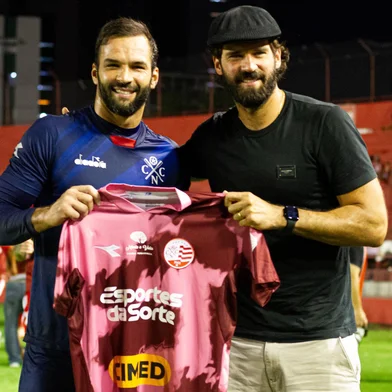 Os irmãos Muriel e Alisson posam com camisa do Náutico. Goleiro do Liverpool acompanhou partida do irmão pela Série C.<!-- NICAID(16061315) -->