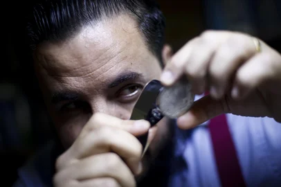 CACHOEIRINHA, RS, BRASIL - 2025.03.28 - Jonas Belé é um colecionador e revendedor de moedas, cédulas e medalhas. Ele tem clientes de todo Brasil e também do exterior e tem moedas raras, que datam do século 18 e 19. (Foto: André Ávila/ Agência RBS)Indexador: Andre Avila<!-- NICAID(16005770) -->