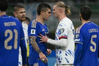 Norway's captain #09 Erling Braut Haaland (2ndR) argues with Italy's defender #23 Gianluca Mancini (L) during the FIFA World Cup 2026 European qualification football match between Italy and Norway, at the San Siro Stadium, in Milan, on November 16, 2025.