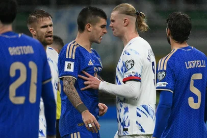Alberto Pizzoli / AFP Norway's captain #09 Erling Braut Haaland (2ndR) argues with Italy's defender #23 Gianluca Mancini (L) during the FIFA World Cup 2026 European qualification football match between Italy and Norway, at the San Siro Stadium, in Milan, on November 16, 2025.