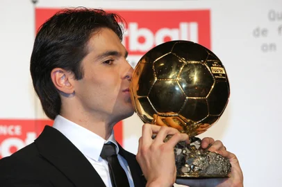 FBL-FRA-EUR-AWARD-KAKAAC Milan's Brazilian midfielder Kaka kisses his trophy after being awarded as France Football's Player of the Year winning the prestigious Ballon d'Or award, 02 December 2007 in Boulogne-Billancourt outside Paris. Born under the name of Ricardo Izecson dos Santos Leite, he succeeds Italy's World Cup winning captain and defender Fabio Cannavaro and comes two years after the last Brazilian winner of the trophy, Barcelona's Ronaldinho. The 25-year-old Kaka notably played a starring role in AC Milan's triumphant Champions League campaign scoring 10 goals and setting up the winner for Filippo Inzaghi in the final against Liverpool. AFP PHOTO PIERRE VERDY (Photo by PIERRE VERDY / AFP)Editoria: SPOLocal: Boulogne-BillancourtIndexador: PIERRE VERDYSecao: soccerFonte: AFP<!-- NICAID(15628219) -->