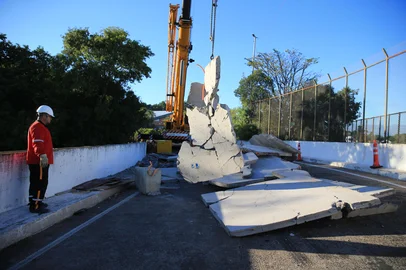 ESTEIO, RS, BRASIL, 13-04-2026: Um caminhão tombou na BR-116, na altura do km 259, no viaduto próximo à Refinaria Alberto Pasqualini (Refap), no limite entre Canoas e Esteio, na Região Metropolitana. Foto: Ronaldo Bernardi/Agência RBS<!-- NICAID(16264572) -->