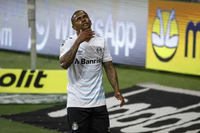 PALMEIRAS X GRÊMIOSP - BRASILEIRÃO/PALMEIRAS X GRÊMIO - ESPORTES - Douglas Costa, do Grêmio, em partida contra o Palmeiras, válida pela 10ª rodada do   Campeonato Brasileiro 2021, realizada no Allianz Parque, na zona oeste de São Paulo, na   noite desta quarta-feira, 07 de julho de 2021.   07/07/2021 - Foto: BETO MILLER/AM PRESS & IMAGES/ESTADÃO CONTEÚDOEditoria: ESPORTESLocal: SÃO PAULOIndexador: BETO MILLERFotógrafo: AM PRESS & IMAGES<!-- NICAID(14828630) -->