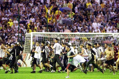 Campeonato Brasileiro de futebol 2001 - Série B - Lance da partida entre Figueirense 1x0 Caxias.  ConfusãoFOTO DIGITAL - FIGUEIRA X CAXIAS - NO ORLANDO SCARPELI FOTO JURANDIR SILVEIRA#PÁGINA: 6 Fonte: DC<!-- NICAID(820334) -->