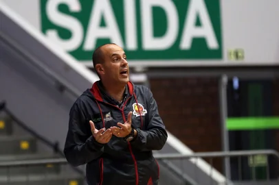 CAXIAS DO SUL, RS, BRASIL, 17/11/2024. Caxias do Sul Basquete x São José, jogo válido pela oitava rodada do Novo Basquete Brasil - NBB 2023/2024 - realizado no ginásio do Sesi. (Porthus Junior/Agência RBS)<!-- NICAID(15601298) -->