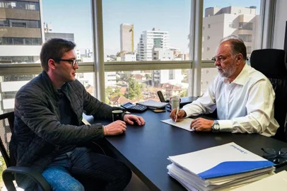Encontro na sexta-feira (25), entre o vereador e presidente do PP/Progressistas em Caxias, Alexandre Bortoluz, o Bortola, com o deputado estadual e presidente do MDB caxiense, Carlos Búrigo.<!-- NICAID(15523128) -->