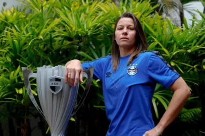 04/11/2022 - PORTO ALEGRE, RS - Atletas da Dupla se encontrarão para falar sobre a final do Gauchão Feminino. Aposta de foto para a contracapa da superedição. NA IMAGEM: a atleta TuaniFOTO: Anselmo Cunha / Agência RBS<!-- NICAID(15256025) -->