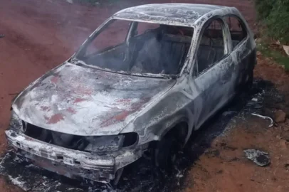 Polícia Civil / Divulgação Corpo carbonizado é encontrado dentro de carro em chamas em Coronel Bicaco<!-- NICAID(16365106) -->