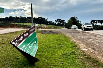 Placas encobertas, tortas e caídas: motorista reclamam das más condições da RS-324 entre Passo Fundo e Marau<!-- NICAID(16330815) -->