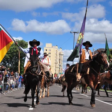 O desfile farroupilha de Passo Fundo levou mais de 1,5 mil cavaleiros para a avenida. Os cinco melhores piquetes serão premiados com troféus. <!-- NICAID(8626917) -->