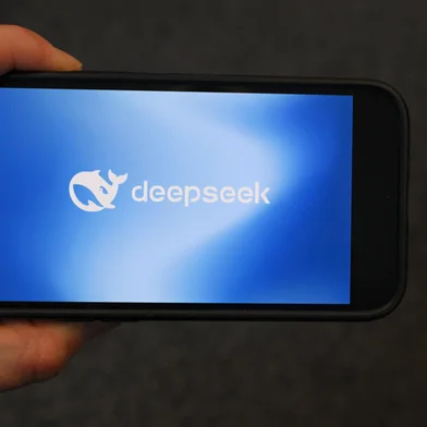 This photo illustration shows the DeepSeek app logo displayed on a mobile phone in Brussels on January 28, 2025. Fears of upheaval in the AI gold rush rocked Wall Street, following the emergence of a popular ChatGPT-like model from China, with US President Donald Trump saying it was a "wake-up call" for Silicon Valley. (Photo by Nicolas TUCAT / AFP)Editoria: SCILocal: BrusselsIndexador: NICOLAS TUCATSecao: science (general)Fonte: AFPFotógrafo: STF<!-- NICAID(15963019) -->