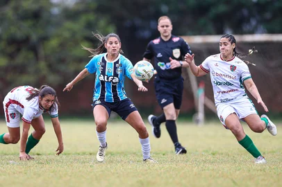 RS - ESPORTES/GAUCHÃO FEMININO - Lance da partida Brasil-FAR x Grêmio, no Estádio das Castanheiras na data de 26/10/2025, válida pelo Campeonato Gaúcho Feminino 2025. FOTO: ANGELO PIERETTI/GRÊMIO FBPA<!-- NICAID(16155139) -->