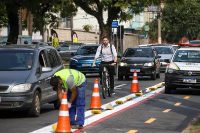 PORTO ALEGRE, RS, BRASIL, 22.08.24: Ciclovia da Ipiranga é alterada. Foram colocadas rampas de o na avenida Ipiranga junto à rua Ramiro Barcelos (Centro/bairro), rua Silva Só (bairro/Centro) e rua São Manoel (Centro/bairro). Os ciclistas agora utilizaram a faixa da esquerda, modificando o trânsito nestes pontos. EPTC colocou sinalizações no local para informar o afunilamento das pistas.  Fotos: Duda Fortes/Agencia RBS<!-- NICAID(15846662) -->
