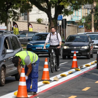 PORTO ALEGRE, RS, BRASIL, 22.08.24: Ciclovia da Ipiranga é alterada. Foram colocadas rampas de acesso na avenida Ipiranga junto à rua Ramiro Barcelos (Centro/bairro), rua Silva Só (bairro/Centro) e rua São Manoel (Centro/bairro). Os ciclistas agora utilizaram a faixa da esquerda, modificando o trânsito nestes pontos. EPTC colocou sinalizações no local para informar o afunilamento das pistas.  Fotos: Duda Fortes/Agencia RBS<!-- NICAID(15846662) -->