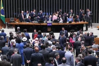 A Câmara dos Deputados aprovou, na madrugada desta quarta-feira (10), o projeto de lei, conhecido como PL da Dosimetria, que reduz as penas das pessoas condenadas pelo Supremo Tribunal Federal (STF) pela participação na tentativa de golpe de Estado e nos atos antidemocráticos de 8 de janeiro de 2023. Um dos condenados é o o ex-presidente Jair Bolsonaro, que está preso cumprindo pena de mais de 27 anos. O placar da votação foi de 291 a favor a 148 contra.<!-- NICAID(16183845) -->