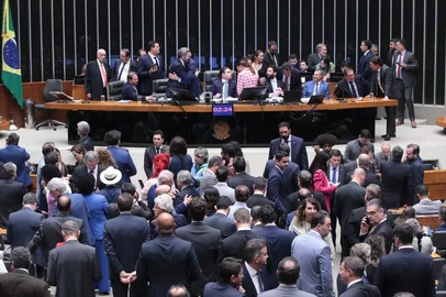 Bruno Spada / Câmara dos Deputados A Câmara dos Deputados aprovou, na madrugada desta quarta-feira (10), o projeto de lei, conhecido como PL da Dosimetria, que reduz as penas das pessoas condenadas pelo Supremo Tribunal Federal (STF) pela participação na tentativa de golpe de Estado e nos atos antidemocráticos de 8 de janeiro de 2023. Um dos condenados é o o ex-presidente Jair Bolsonaro, que está preso cumprindo pena de mais de 27 anos. O placar da votação foi de 291 a favor a 148 contra.<!-- NICAID(16183845) -->