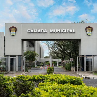 Fachada da CÃ¢mara Municipal de Porto Alegre. PÃ³rtico. PalÃ¡cio AloÃ­sio Filho. Poder Legislativo.<!-- NICAID(15934127) -->