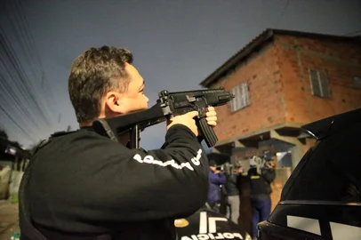 PORTO ALEGRE, RS, BRASIL, 10-07-2025: Facção usava advogada para entregar drogas e celulares em prisões; operação prende 11 suspeitos. Departamento Estadual de Investigações do Narcotráfico realiza ação contra grupo criminoso. São cumpridos 13 mandados de prisão preventiva e 18 de busca e apreensão. Foto: Ronaldo Bernardi/Agência RBS<!-- NICAID(16077228) -->