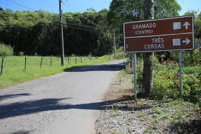 09/02/2024 - GRAMADO, RS, BRASIL - Voltamos a região e mostramos o que está sendo feito, o que já está pronto e o que ainda não começou a ser feito. Muitos pontos de chão batido? Máquinas na pista? Muito movimento?.A pavimentação de 10 quilômetros da RS-373 começou em janeiro de 2022. Além disso, sete quilometros de asfalto antigo será recuperado. FOTO: RONALDO BERNARDI, AGÊNCIA RBS<!-- NICAID(15674615) -->