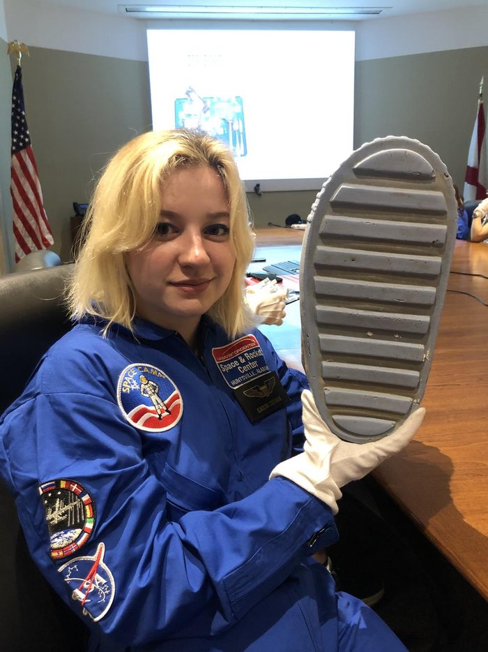 Isadora com protótipo da bota de quando astronautas pisaram na lua