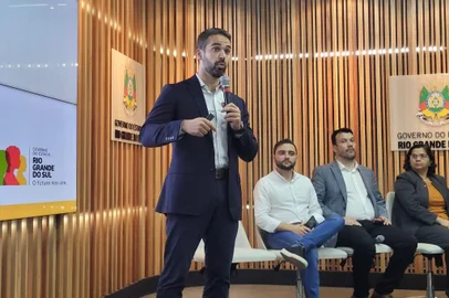 Eduardo Leite anuncia aumento do ICMS<!-- NICAID(15599760) -->