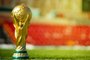 *A PEDIDO DE NIKOLAS MONDADORI* April 9, 2018 Moscow, Russia Trophy of the FIFA World Cup on the green grass of the football field. - Foto: fifg/stock.adobe.comFonte: 398776938<!-- NICAID(15301609) -->