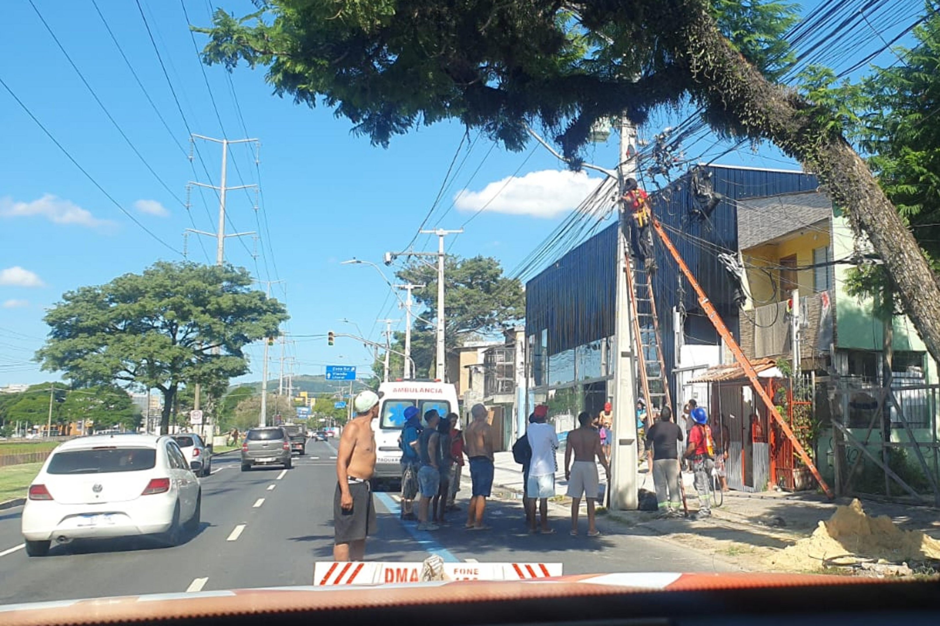 Funcion&aacute;rio de empresa de internet fica pendurado em poste ap&oacute;s choque el&eacute;trico em avenida de Porto Alegre