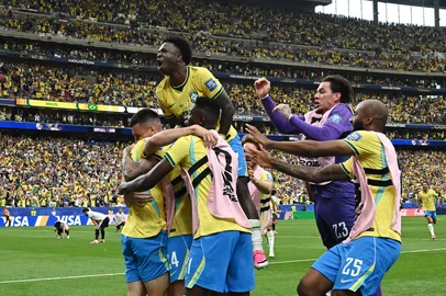 Brazil's players celebrate their second goal   during the 2026 World Cup round of 32 football match between Brazil and Japan at the Houston Stadium in Houston on June 29, 2026.  (Photo by Paul ELLIS / AFP)Editoria: SPOLocal: HoustonIndexador: PAUL ELLISSecao: soccerFonte: AFPFotógrafo: STF<!-- NICAID(16316551) -->