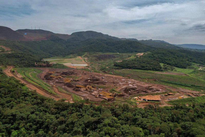 Aerial view of the site where the Vale dam was located and part of the area destroyed by mud and where the search stations are today in Brumadinho, state of Minas Gerais, Brazil on January 19, 2024. Next January 25 marks five years of the rupture of the B1 Dam at the Corrego do Feijao Mine, owned by the mining company Vale. Almost 75% of the 9.7 million cubic meters of ore waste have already been inspected by the Military Firefighters of Minas Gerais in search of bodies, body segments or objects that can help locate and identify the last 3 missing victims, out of a total of 270. (Photo by Douglas Magno / AFP)Editoria: DISLocal: BrumadinhoIndexador: DOUGLAS MAGNOSecao: industrial accidentFonte: AFPFotógrafo: STR<!-- NICAID(15658697) -->