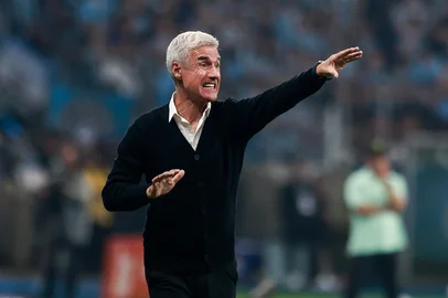 PORTO ALEGRE, RS, BRASIL, 05-08-2026: Grêmio recebe o Mirassol, na Arena, em partida que vale vaga nas Quartas-de-Final da Copa do Brasil. Na foto, o técnico do Grêmio, Luís Castro. Fotos: Duda Fortes/Grupo RBS<!-- NICAID(16340926) -->