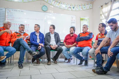 Acompanhado dos ministros Paulo Pimenta e Waldez Góes, Camilo Santana visitou a Escola Municipal Padre Luiz de Nadal, em São Jerônimo, que ficou com água até o telhado durante a enchente e já retomou as aulas.<!-- NICAID(15783343) -->