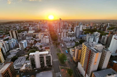 Por do Sol visto do alto, no Centro sentido Bairro Boqueirão com canteiro da Avenida Brasil.  Foto: Diogo Zanatta / Especial<!-- NICAID(15348817) -->