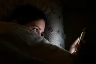 Canoas, RS, Brasil, 25-04-2025: A estudante de fisioterapia Sofia Petersen, 18 anos, usa o celular no quarto dela, no bairro Harmonia, em Canoas. Por vezes, esse comportamento pode deixar o sono desregulado, o que acaba afetando a rotina ao longo do dia. Pesquisa da Ufrgs aponta que jet lag social, um transtorno do sono, prejudica muitos jovens e adolescentes no Brasil. Foto: Mateus Bruxel / Agência RBS<!-- NICAID(16024246) -->