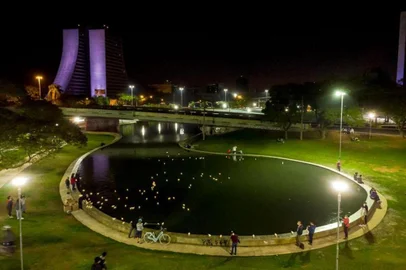 Intervenção no Largo dos Açorianos homenageia vítimas da covid-19.<!-- NICAID(14812415) -->