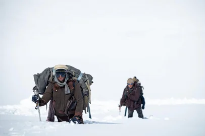 LA SOCIEDAD DE LA NIEVE (L to R) AGUSTIN DELLA CORTE as TINTIN in LA SOCIEDAD DE LA NIEVE. Cr. QUIM VIVES/NETFLIX Â© 2022<!-- NICAID(15638204) -->