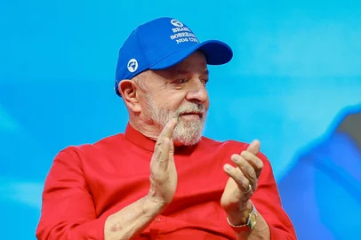 O presidente Luiz Inácio Lula da Silva afirmou nesta quinta-feira (17) que o Brasil não cederá às pressões da Casa Branca para flexibilizar a regulação e a tributação das plataformas de redes sociais. Em discurso no 60º Congresso da União Nacional dos Estudantes (UNE), o presidente a disse que o governo vai "julgar e cobrar imposto das empresas americanas digitais”<!-- NICAID(16082640) -->