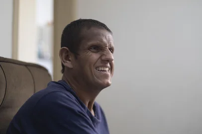 PORTO ALEGRE, RS, BRASIL - 2025.02.25 - Livan Sangaletti tinha 29 anos quando foi internado no Hospital de Clínicas, em 2021, com fungo no pulmão. Ficou na ala de covid e acabou contraindo o vírus lá. Paciente com a chamada Covid longa, Livan teve três paradas cardiorespiratórias, AVC, infecções, foi entubado e ainda hoje sobre com problemas graves e tratamentos intensos. Atualmente, com 33 anos, cursa medicina na UFRGS com o sonho de retribuir tudo aquilo que fizeram por ele. (Foto: André Ávila/ Agência RBS)Indexador: Andre Avila<!-- NICAID(15982927) -->