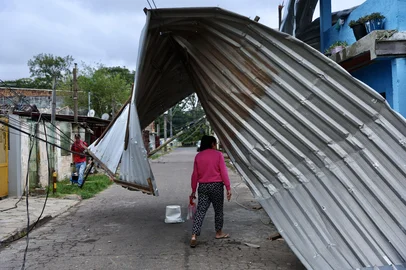 Porto Alegre, RS, Brasil - 01/04/2025 - Rescaldos da tempestade do dia 31 de março que atingiu a capital. Foto na rua Cecília de Oliveira Costa, na Vila Farrapos. FOTO: JEFFERSON BOTEGA, AGÊNCIA RBSIndexador: jeff botega<!-- NICAID(16007549) -->
