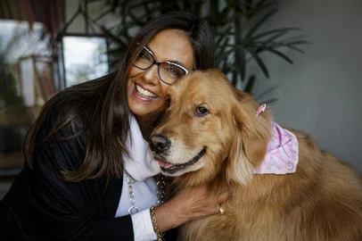 Porto Alegre, RS, Brasil, 12-08-2024: A jornalista e apresentadora da RBS TV, Cristina Ranzolin, com a cachorra dela, Kiara Ranzolin, em casa. Foto: Mateus Bruxel / Agencia RBSIndexador: MATEUS BRUXEL<!-- NICAID(15839927) -->