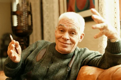 Criador de bordžes do futebol brasileiro, narrador Silvio Luiz morre aos 89 anosSP - FUTEBOL/SILVIO LUIZ/MORTE/RQUIVO - ESPORTES - Foto de arquivo de 08/07/96 do narrador   Silvio Luiz, de 89 anos, que morreu   nesta quinta-feira, 16 de maio de 2024,   em decorrência de falência de múltiplos   órgãos. A informação foi confirmada   pelo Hospital Oswaldo Cruz, onde o   jornalista estava internado na Unidade   de Terapia Intensiva (UTI) desde o dia   8 deste mês. Silvio Luiz teve um mal-  estar enquanto narrava Palmeiras x   Santos, pela final do Campeonato   Paulista, no dia 7 de abril, e precisou   ser internado em seguida.   08/07/1996 - Foto: ITAMAR MIRANDA/ESTADÃO CONTEÚDOEditoria: ESPORTESLocal: SˆO PAULOIndexador: ITAMAR MIRANDAFotógrafo: ESTADˆO CONTEŽDO<!-- NICAID(15765602) -->