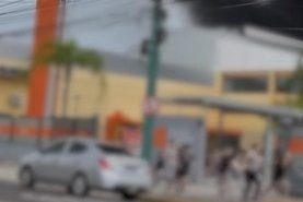 Um pavilhão de uma empresa de plásticos no bairro Marechal Rondon, em Canoas, pegou fogo no início da tarde desta quarta-feira (6). O local atingido pelo incêndio é vizinho da escola Leonardo da Vinci — Gama. Quando as chamas começaram, os estudantes da escola foram retirados do local.<!-- NICAID(15618264) -->