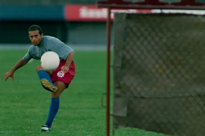 Gil Baiano, jogador do Caxias, treinando cobrança de falta.#PÁGINA: 1FD Fonte: Pioneiro Fotógrafo: Não se Aplica<!-- NICAID(639166) -->
