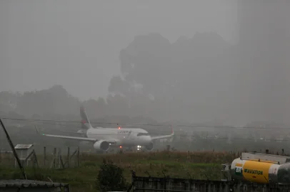 CAXIAS DO SUL, RS, BRASIL, 23/05/2024. Ambiental Aeroporto Hugo Cantergiani, na manhã desta quinta-feira (23), aeroporto fechou por causa da neblina. (Neimar De Cesero/Agência RBS)<!-- NICAID(15771325) -->